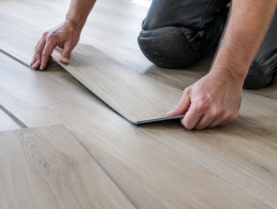 PVC-vloerdelen worden op maat gelegd